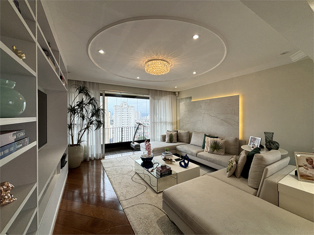 Esse lindo apartamento reformado, andar alto, localizado na região de Santa Teresinha