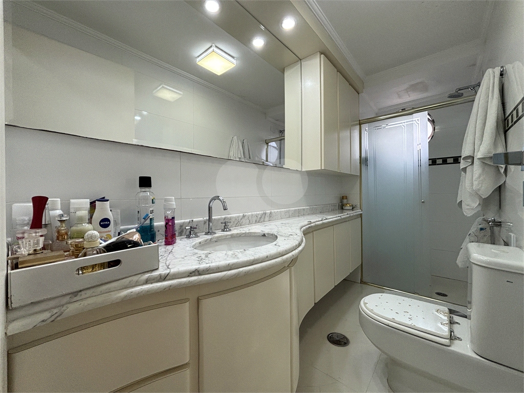 Esse lindo apartamento reformado, andar alto, localizado na região de Santa Teresinha