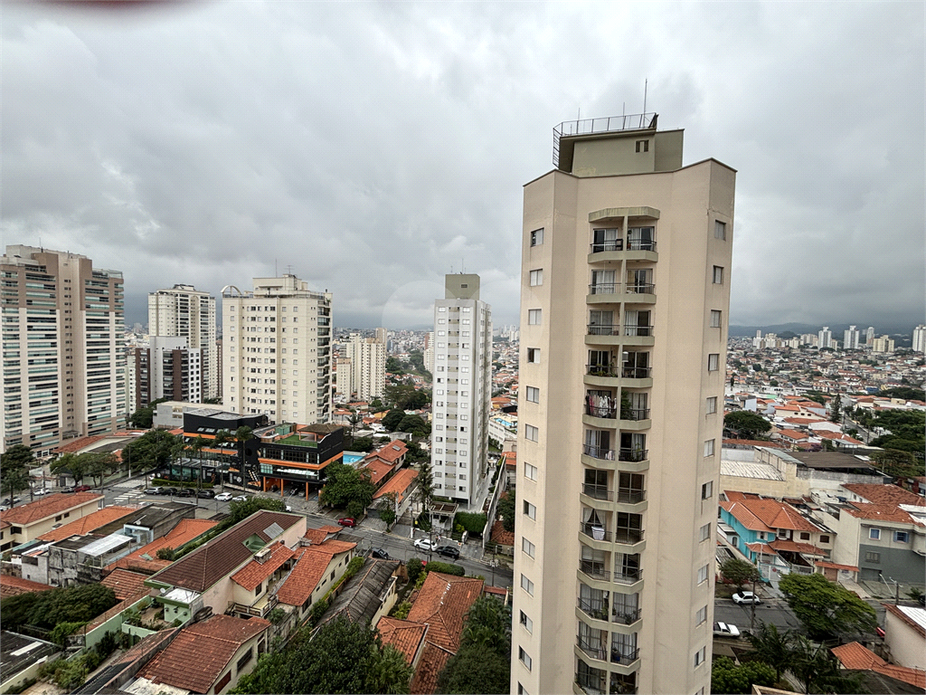 Esse lindo apartamento reformado, andar alto, localizado na região de Santa Teresinha