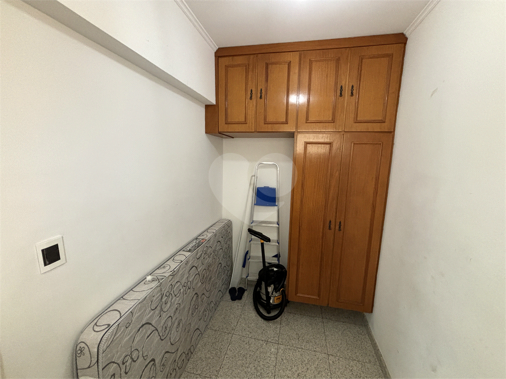 Esse lindo apartamento reformado, andar alto, localizado na região de Santa Teresinha