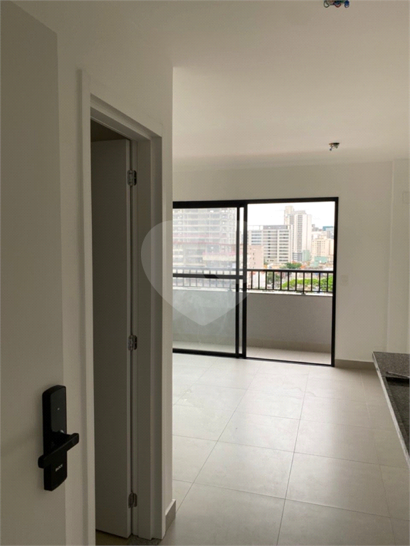 Studio Bem Arejado e luz natural ao dia na Cardeal - Pinheiros, 25m2