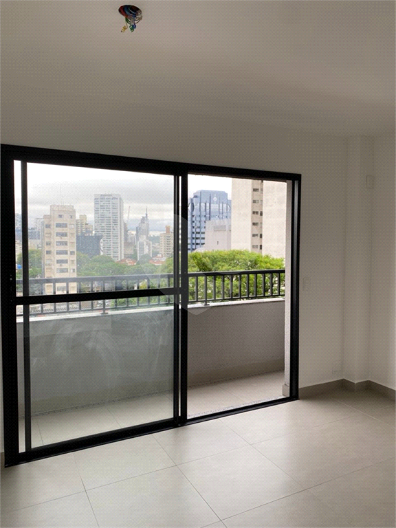 Studio Bem Arejado e luz natural ao dia na Cardeal - Pinheiros, 25m2