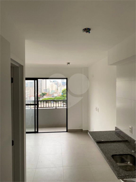 Studio Bem Arejado e luz natural ao dia na Cardeal - Pinheiros, 25m2