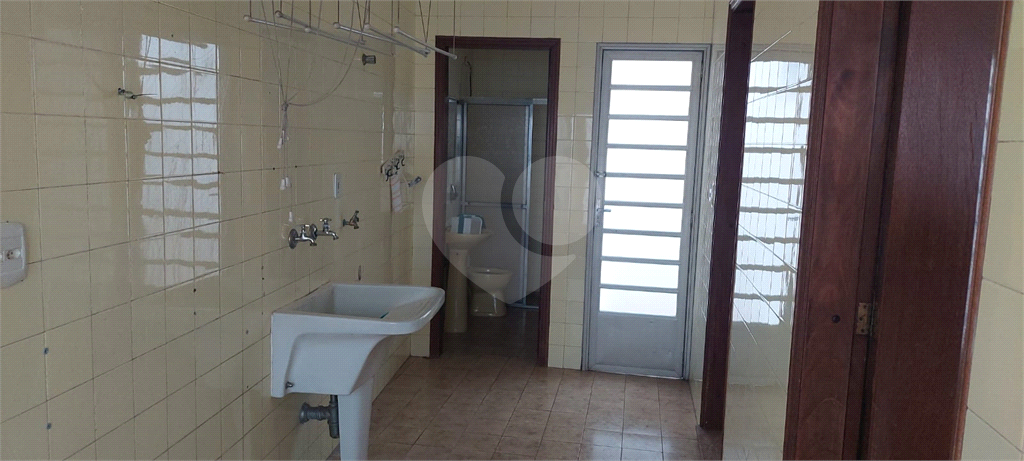 Casa Térrea, 02 dormitórios, 01 suíte e 4 vagas, quintal grande e armários, com 168 m2