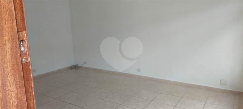 Casa Térrea, 02 dormitórios, 01 suíte e 4 vagas, quintal grande e armários, com 168 m2