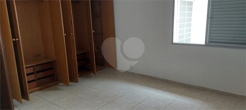 Casa Térrea, 02 dormitórios, 01 suíte e 4 vagas, quintal grande e armários, com 168 m2