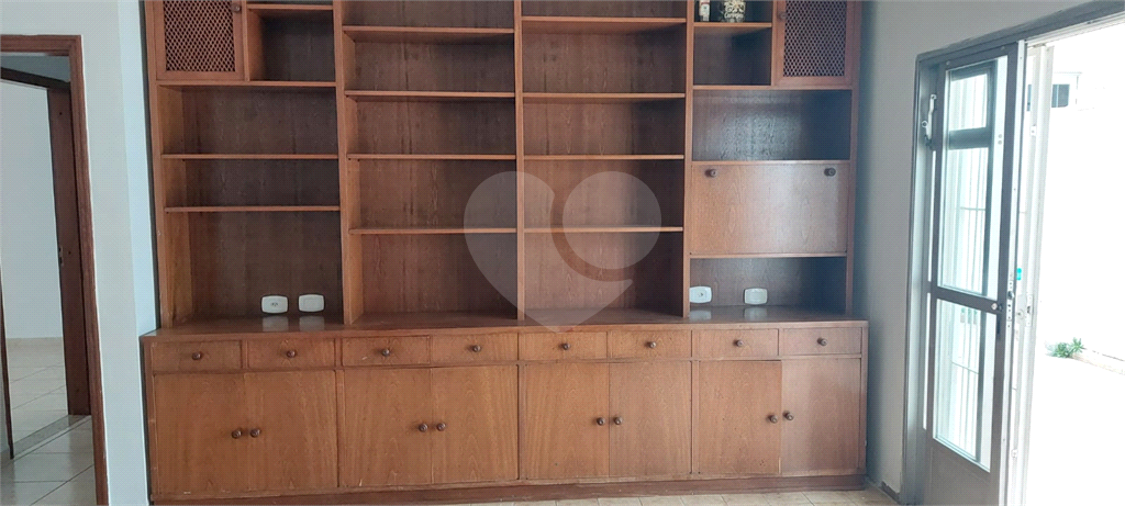 Casa Térrea, 02 dormitórios, 01 suíte e 4 vagas, quintal grande e armários, com 168 m2