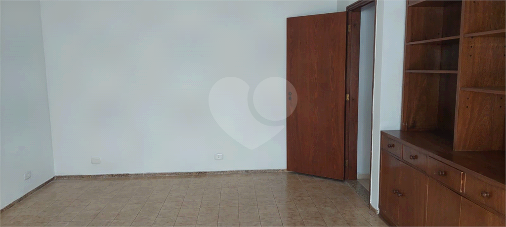Casa Térrea, 02 dormitórios, 01 suíte e 4 vagas, quintal grande e armários, com 168 m2