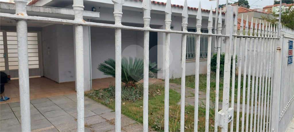 Casa Térrea, 02 dormitórios, 01 suíte e 4 vagas, quintal grande e armários, com 168 m2