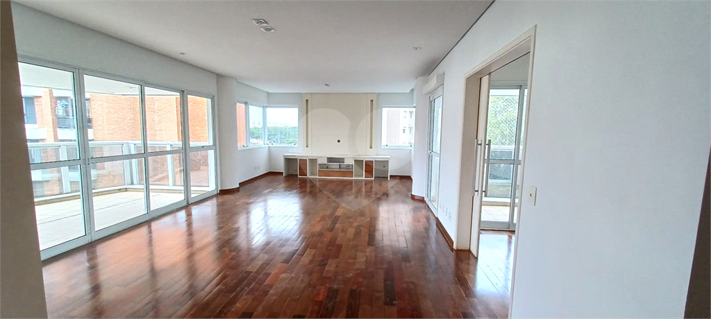 APARTAMENTO em MORUMBI