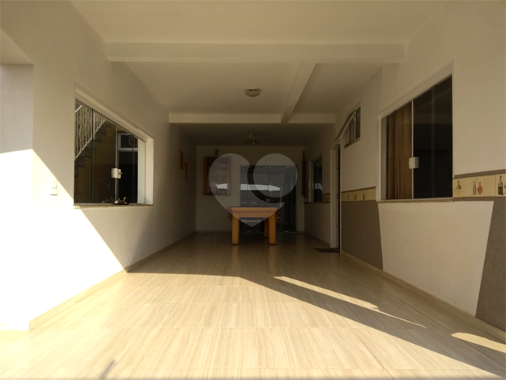Casa à venda com 3 quartos, 248m² - Foto 1