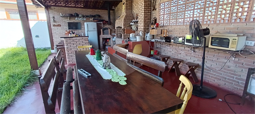 Casa térrea em condomínio- 4 suítes - Interior de SP