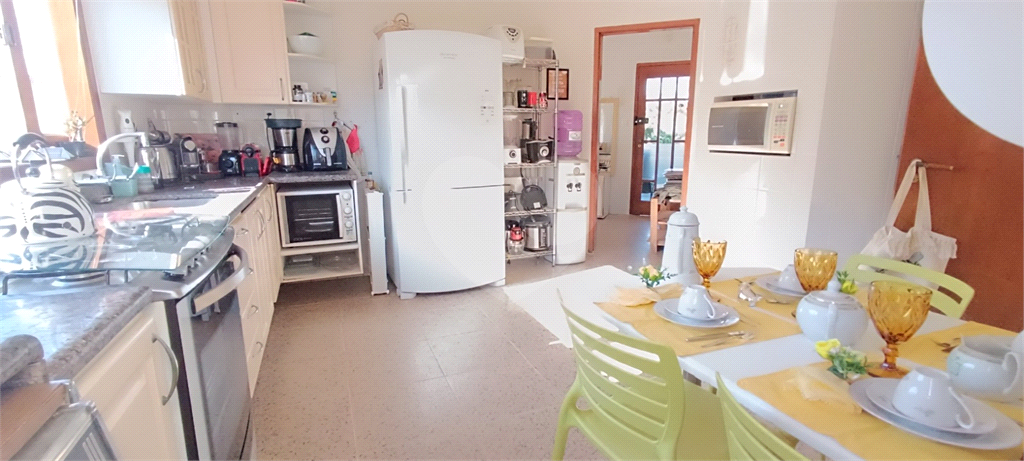 Casa térrea em condomínio- 4 suítes - Interior de SP
