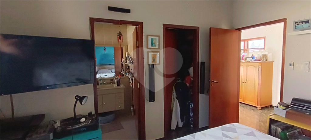 Casa térrea em condomínio- 4 suítes - Interior de SP