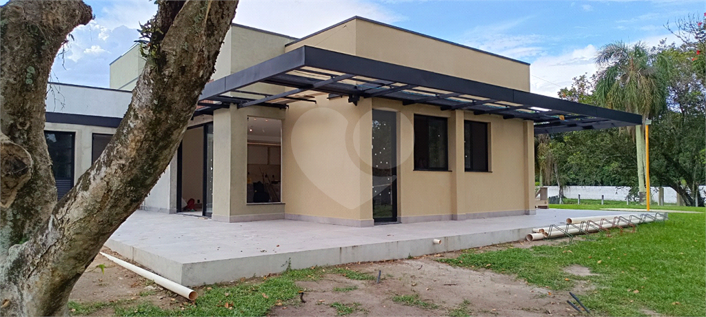 Casa térrea em condomínio- 4 suítes - Interior de SP