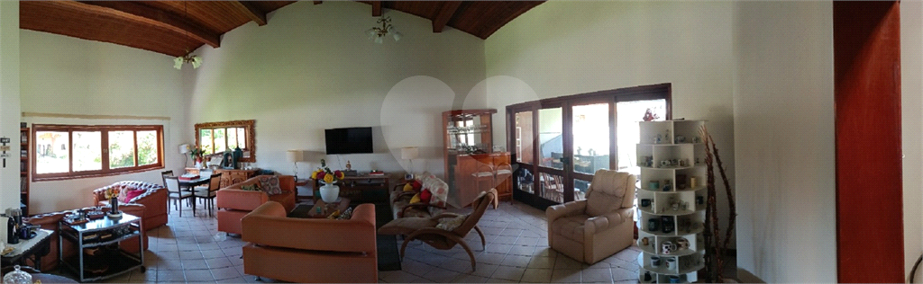 Casa térrea em condomínio- 4 suítes - Interior de SP