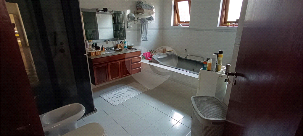 Casa térrea em condomínio- 4 suítes - Interior de SP