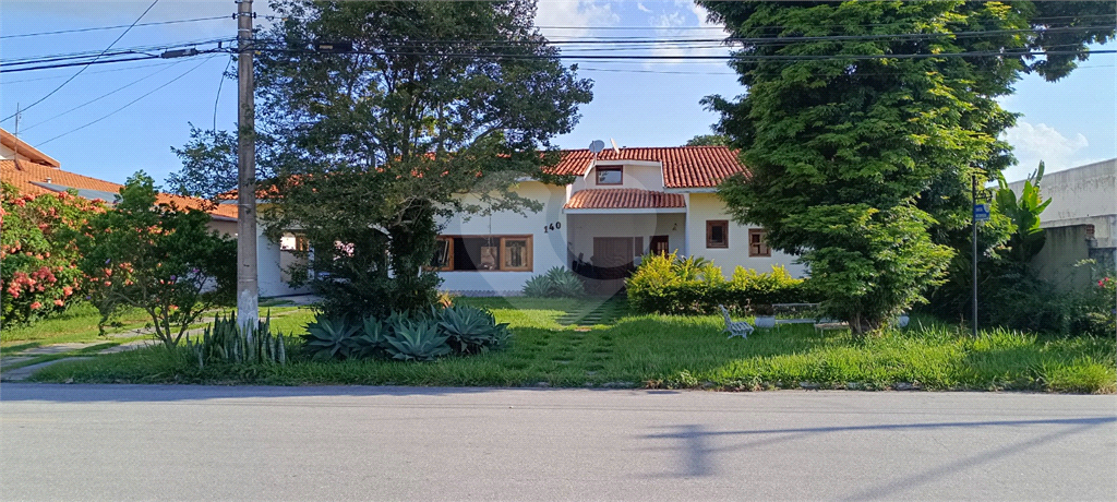 Casa térrea em condomínio- 4 suítes - Interior de SP