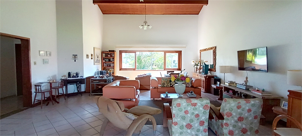 Casa térrea em condomínio- 4 suítes - Interior de SP