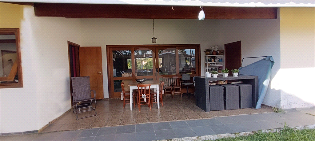 Casa térrea em condomínio- 4 suítes - Interior de SP