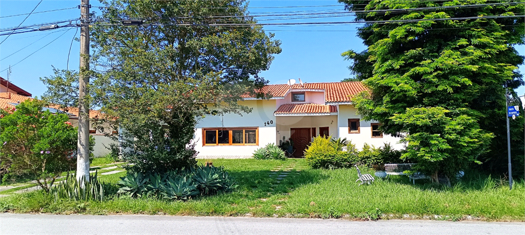 Casa térrea em condomínio- 4 suítes - Interior de SP