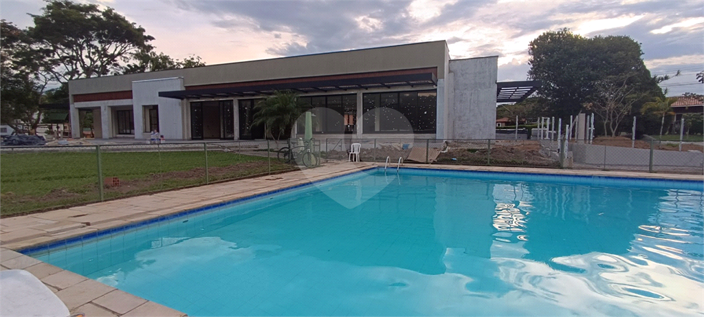 Casa térrea em condomínio- 4 suítes - Interior de SP