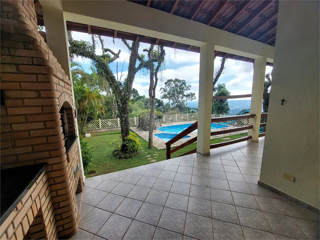 Casa à venda 250m² 3 suites na Serra da Cantareira.