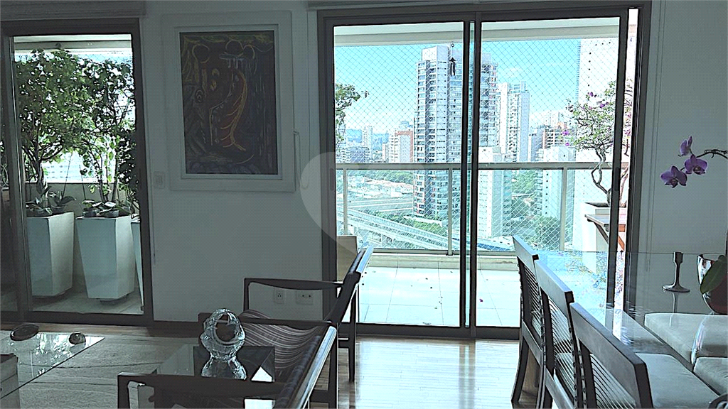 APARTAMENTO em CAMPO BELO