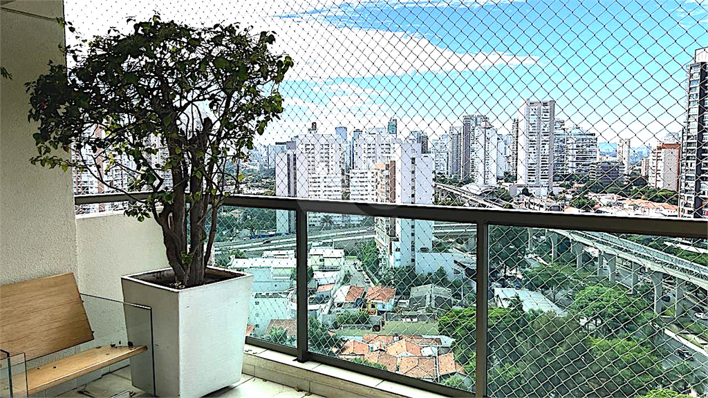 APARTAMENTO em CAMPO BELO