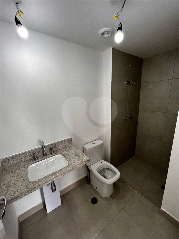 Apartamento novo com  três dormitórios em Pinheiros