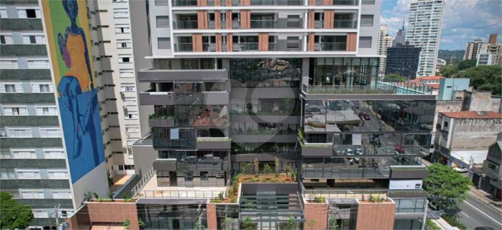 Apartamento novo com  três dormitórios em Pinheiros