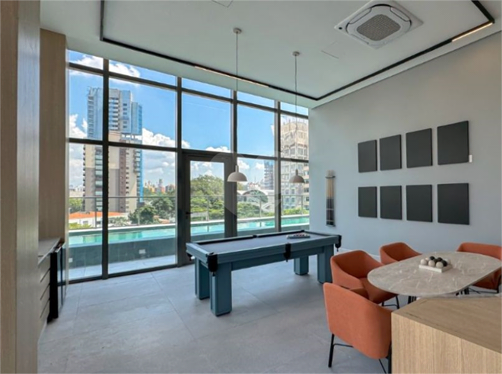 Apartamento novo com  três dormitórios em Pinheiros