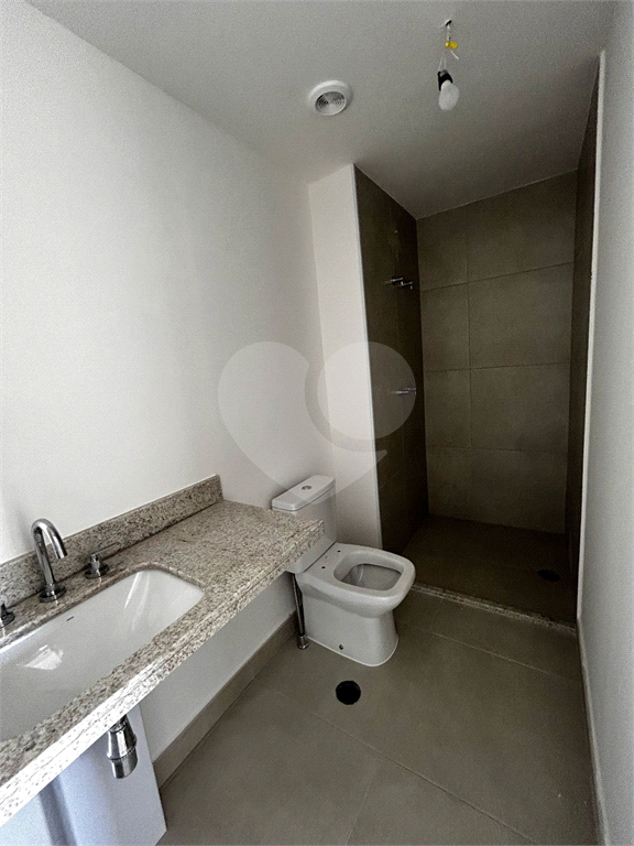 Apartamento novo com  três dormitórios em Pinheiros
