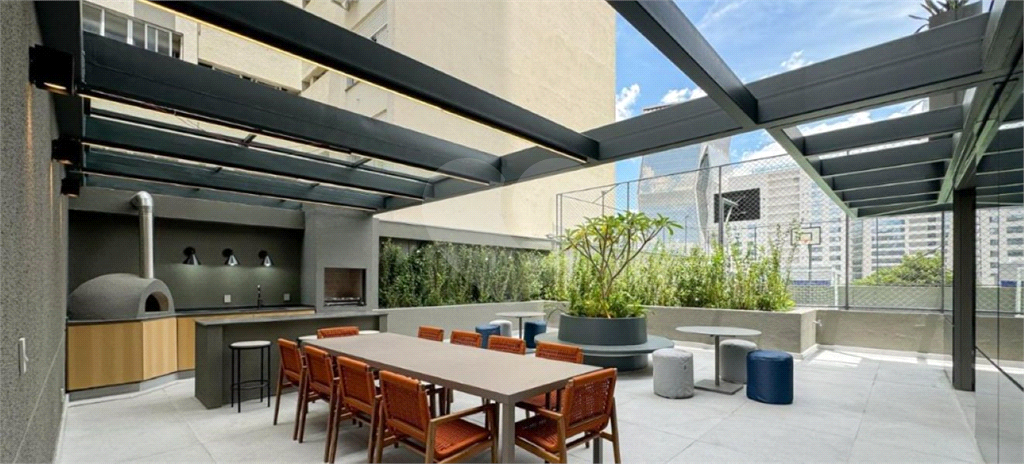 Apartamento novo com  três dormitórios em Pinheiros