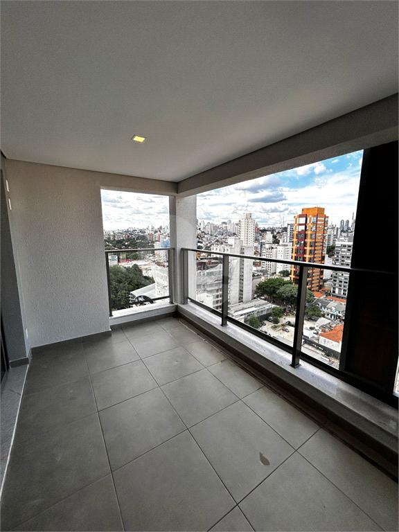 Apartamento novo com  três dormitórios em Pinheiros