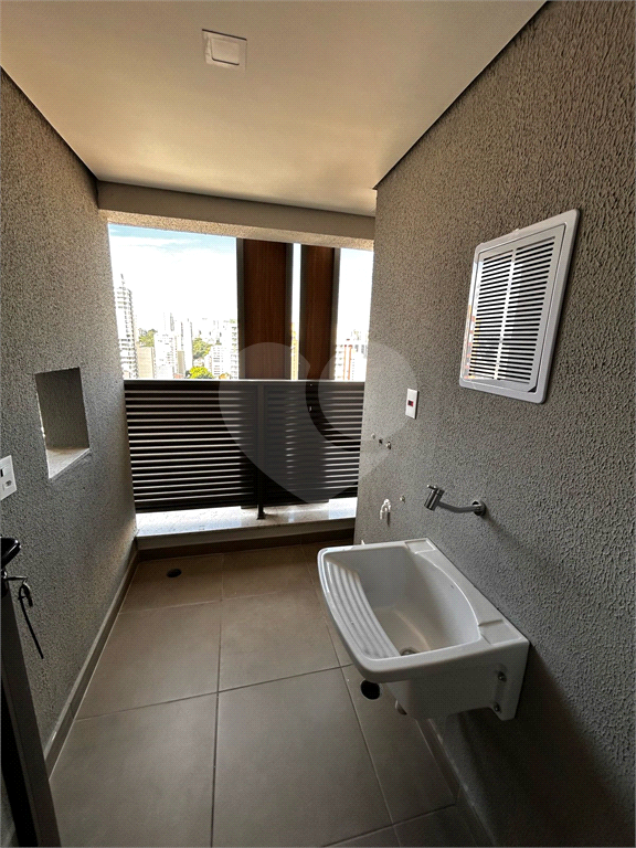 Apartamento novo com  três dormitórios em Pinheiros