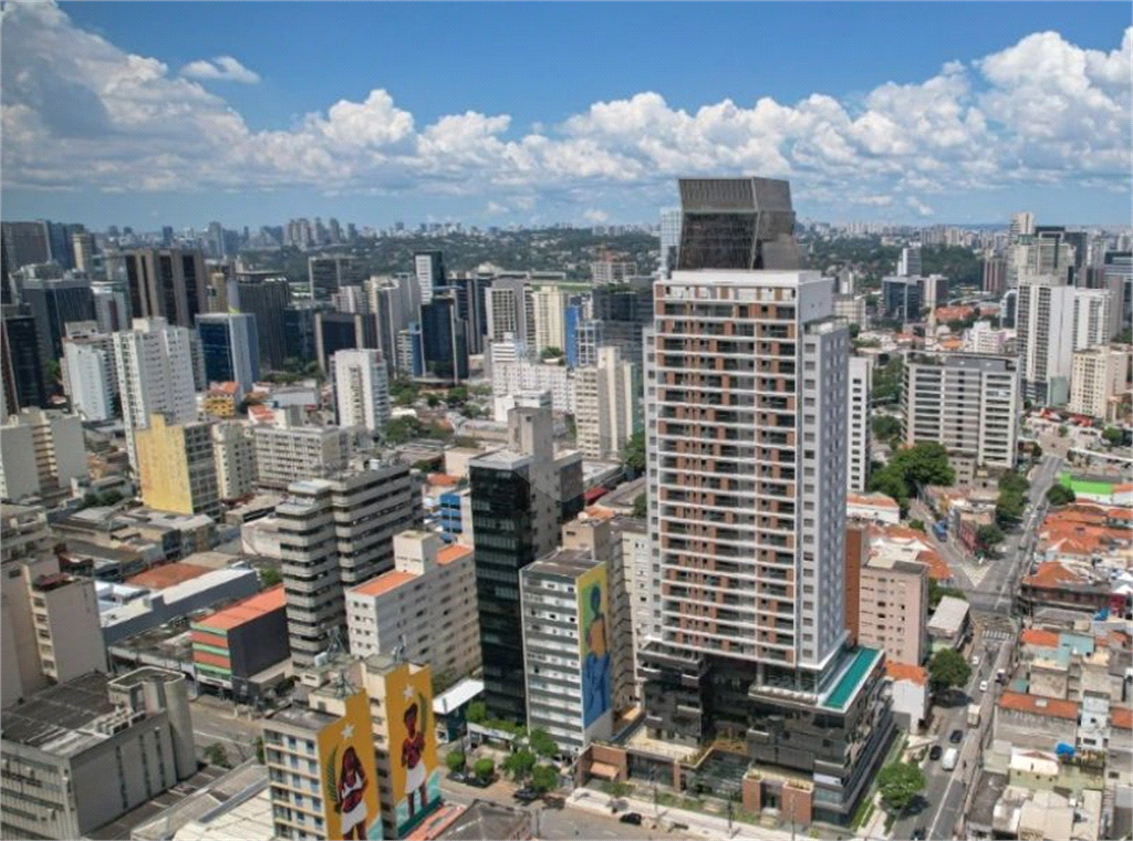Apartamento novo com  três dormitórios em Pinheiros