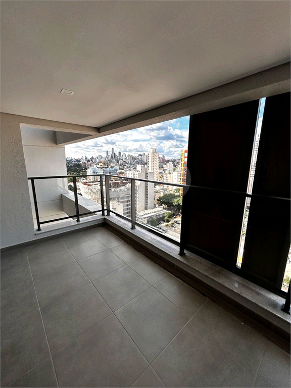 Apartamento novo com  três dormitórios em Pinheiros