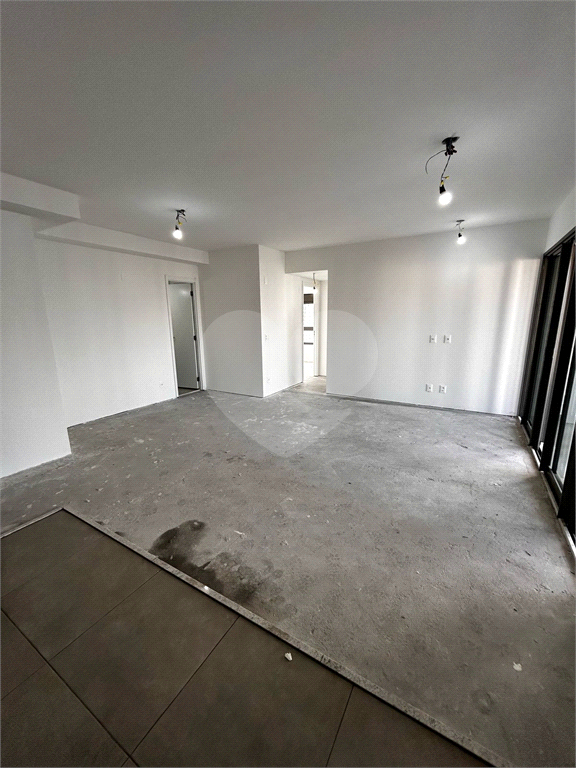 Apartamento novo com  três dormitórios em Pinheiros