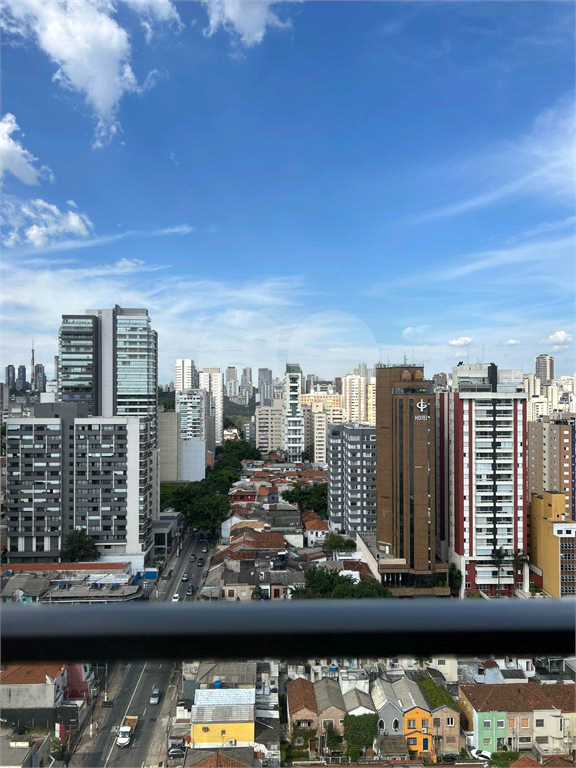 Apartamento novo com  três dormitórios em Pinheiros
