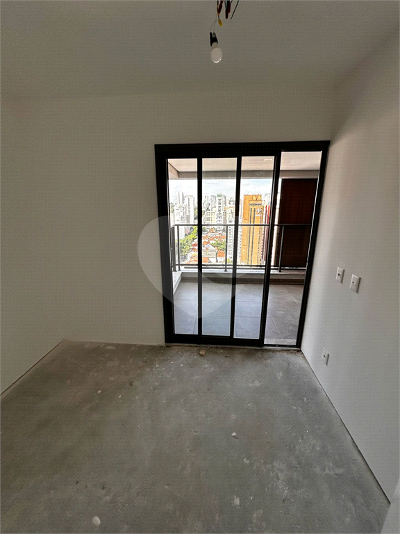 Apartamento novo com  três dormitórios em Pinheiros