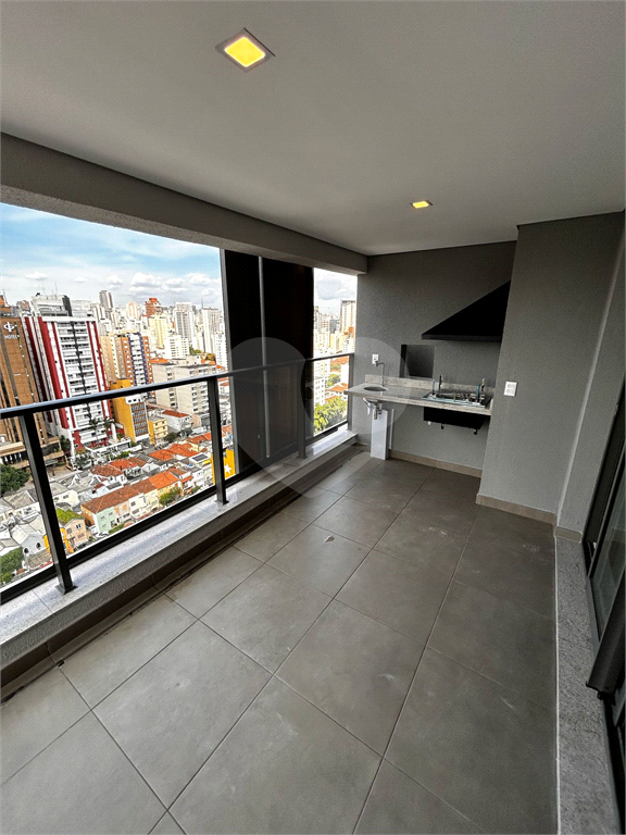 Apartamento novo com  três dormitórios em Pinheiros
