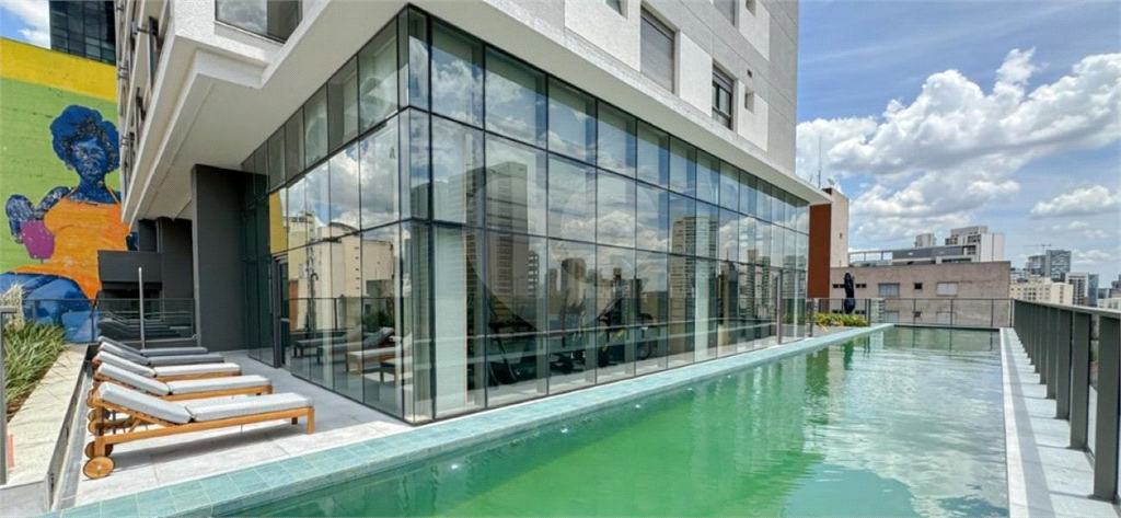 Apartamento novo com  três dormitórios em Pinheiros