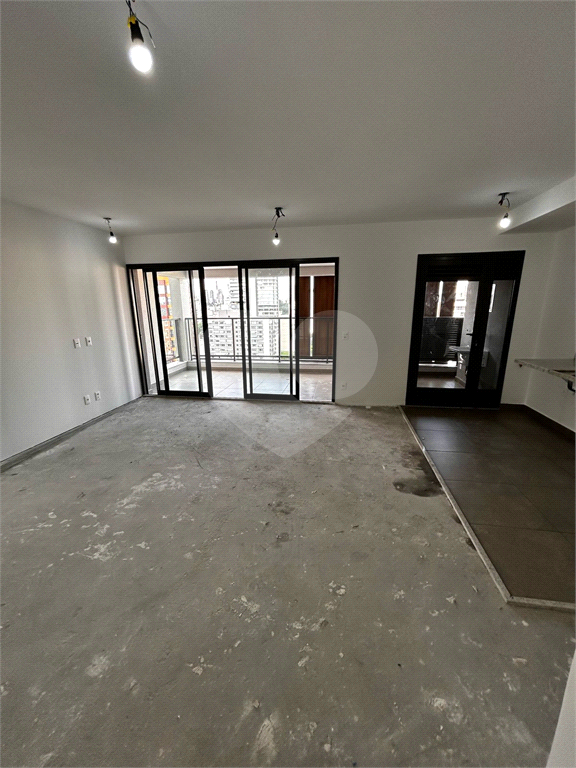 Apartamento novo com  três dormitórios em Pinheiros