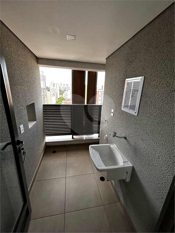 Apartamento novo com  três dormitórios em Pinheiros