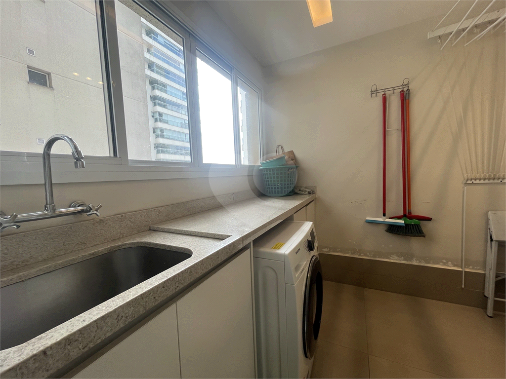Apartamento com 3 suítes, 2 vagas e deposito na Barra Funda