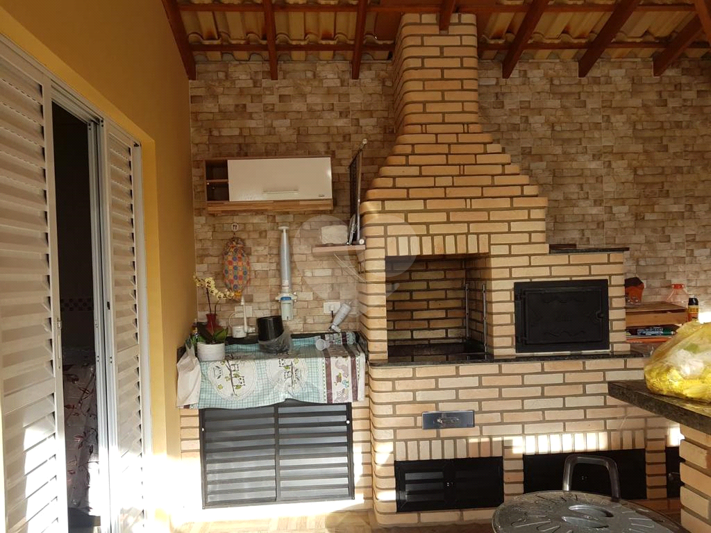 Linda Chácara em Ibiúna com porteira fechada