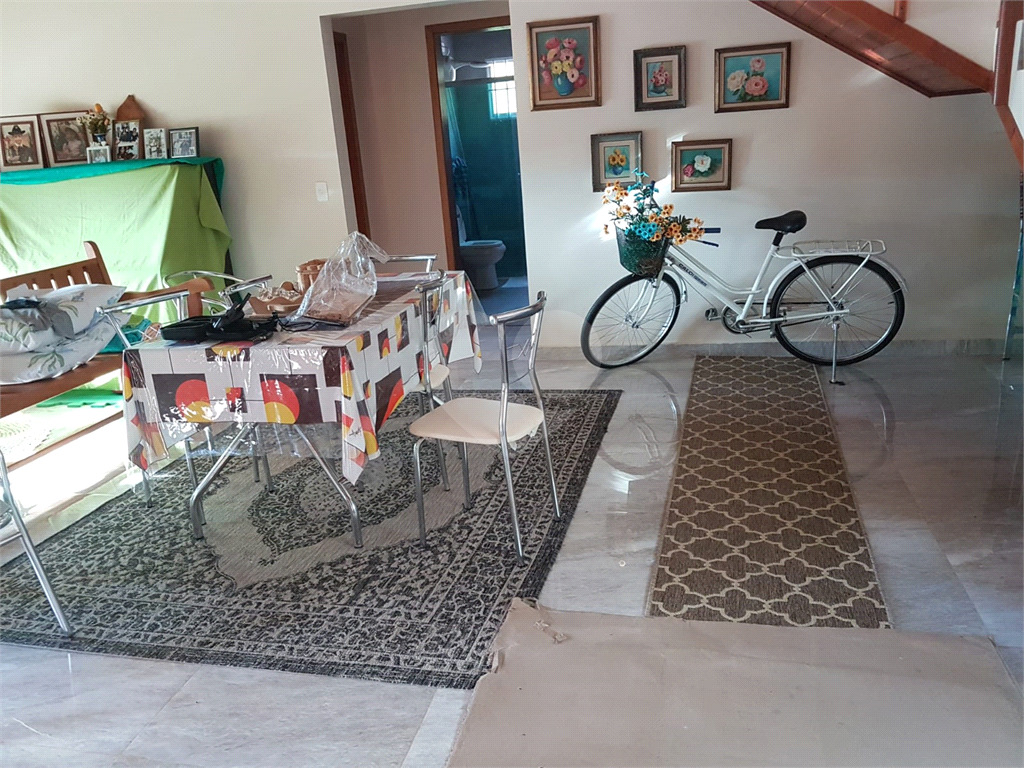 Linda Chácara em Ibiúna com porteira fechada