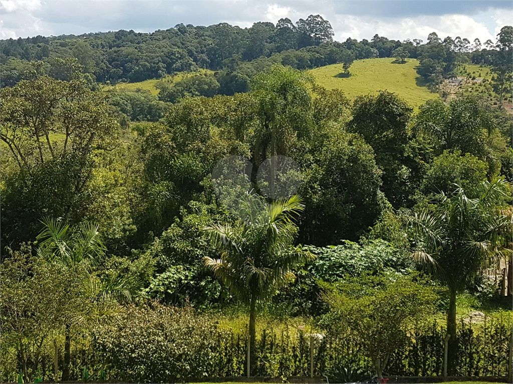 Linda Chácara em Ibiúna com porteira fechada