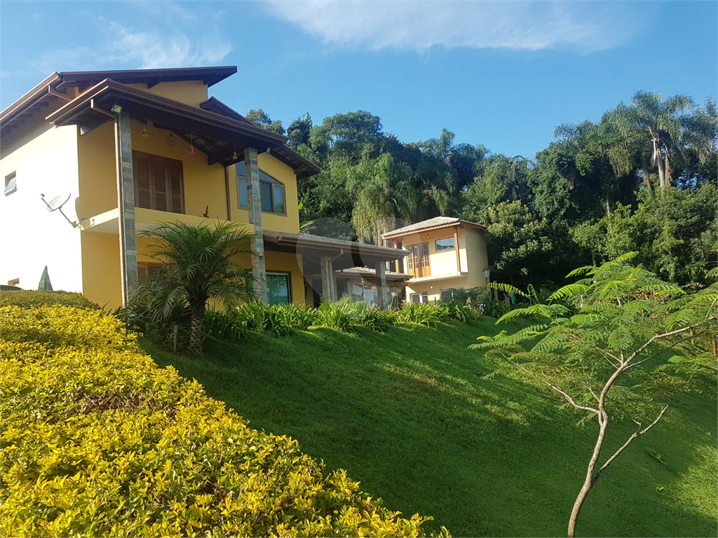 Linda Chácara em Ibiúna com porteira fechada